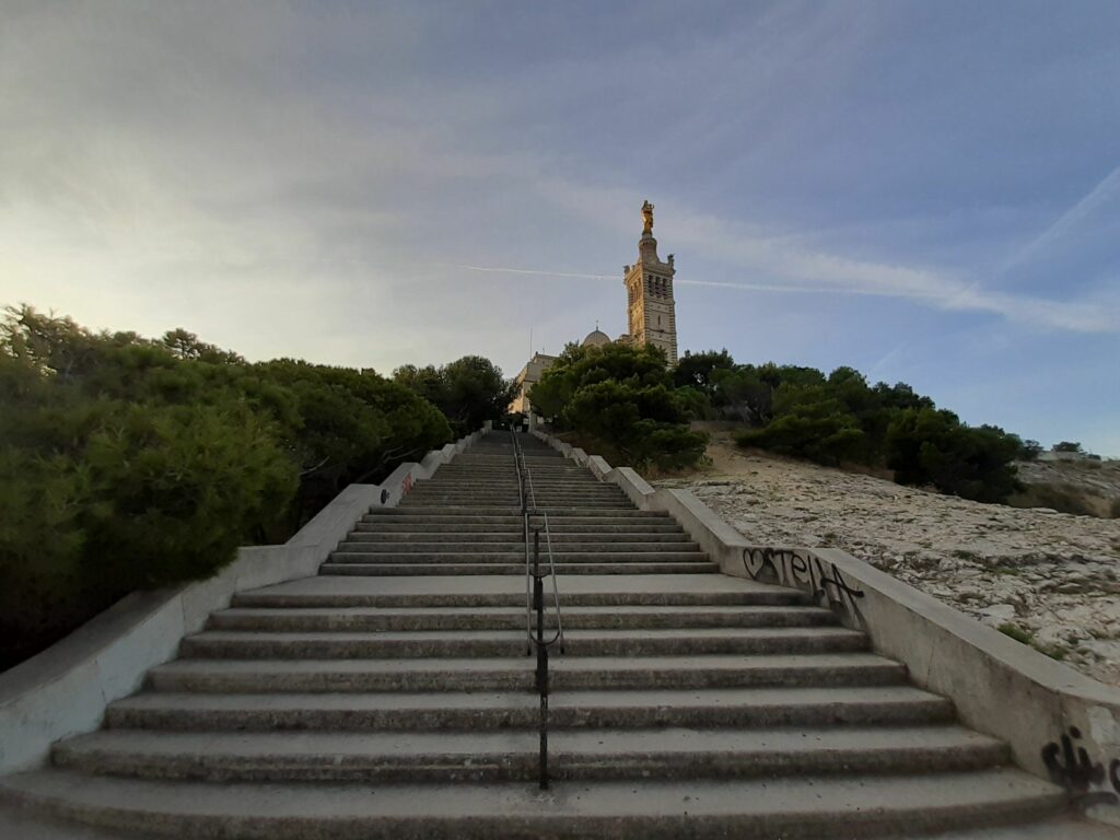 courir: escalier pour aller à Notre Dame à Marseille