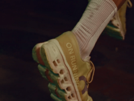 On Running Cloudnova jaune nuit en action sur route, chaussure de running élégante pour entraînements urbains et nocturnes