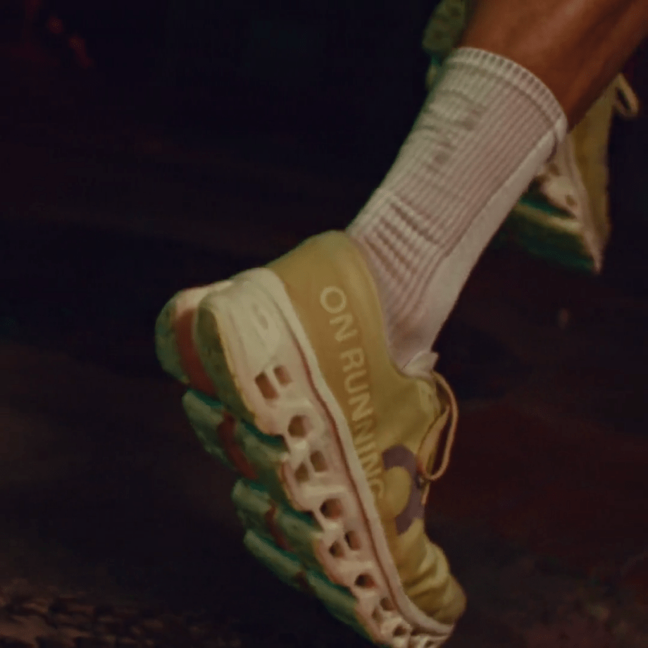 On Running Cloudnova jaune nuit en action sur route, chaussure de running élégante pour entraînements urbains et nocturnes
